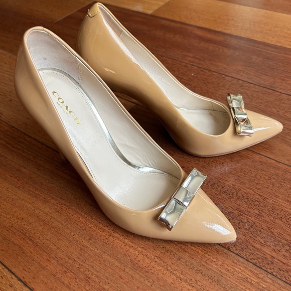 СOACH Women Nude Patent Leather With Silver Bow Heels Pumps Shoes Size 7.5 - Picture 3 of 7
